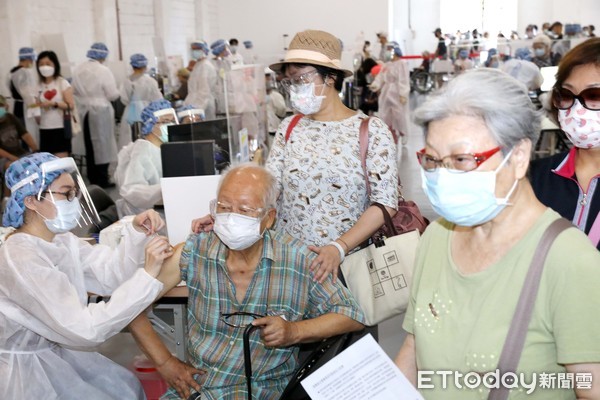 ▲▼北市松菸疫苗接種站，85歲以上老人打疫苗 排長龍等待。（圖／記者屠惠剛攝）