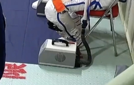 ▲太空人腳邊的小方箱可調節太空衣內熱舒適度，維持太空人身體最佳狀態。（圖／翻攝澎湃新聞）