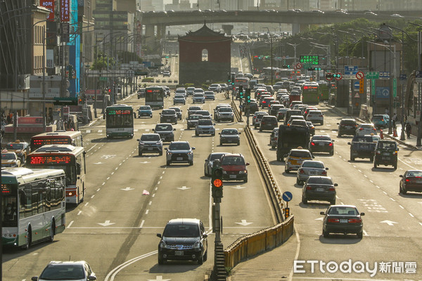 ▲全國三級警戒滿月，台北市區車流量較往常大。（圖／記者林敬旻攝）