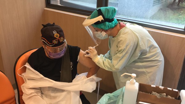▲ 吳廷宏昨到台大醫院接種疫苗。（圖／北原山貓吳廷宏提供）