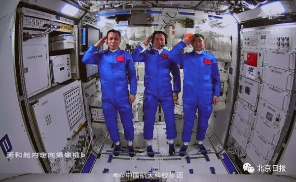 ▲大陸3名太空人正式踏上中國自主設立的太空站。（圖／翻攝北京日報）