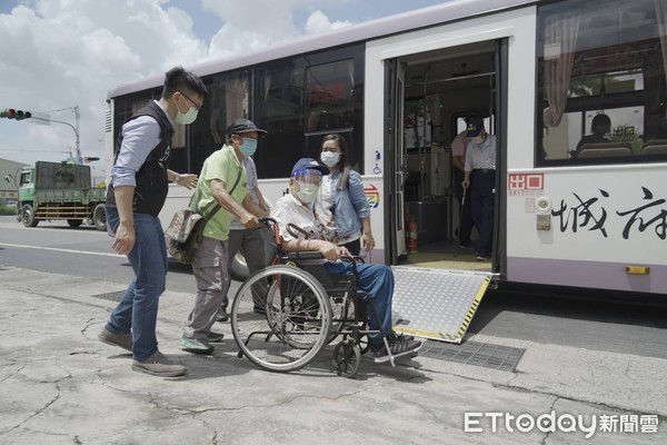 ▲台南市交通局協調客運業者，開出免費的「疫苗溫馨接送專車」服務，以無障礙低地板公車接送在地長者前往接種站打疫苗，受到長者肯定嘉許。（圖／記者林悅翻攝，下同）