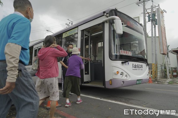 ▲台南市交通局協調客運業者，開出免費的「疫苗溫馨接送專車」服務，以無障礙低地板公車接送在地長者前往接種站打疫苗，受到長者肯定嘉許。（圖／記者林悅翻攝，下同）