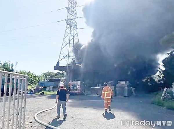 ▲桃園市大溪區1家板模工廠18日下午發生大火，警消在現場灌救大火。（圖／記者沈繼昌翻攝）