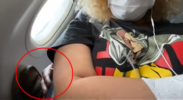 ▲▼ 美國一名18歲少女搭飛機遭後座乘客鹹豬手襲胸。（圖／翻攝TikTok@mobilesushibar）