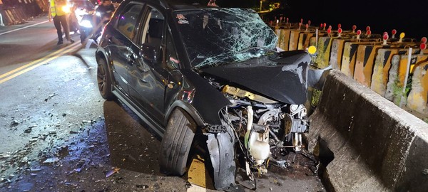 ▲許男開著豐田86逆向超車失敗，對撞逆向來車困車上。（圖／記者游宗樺翻攝）