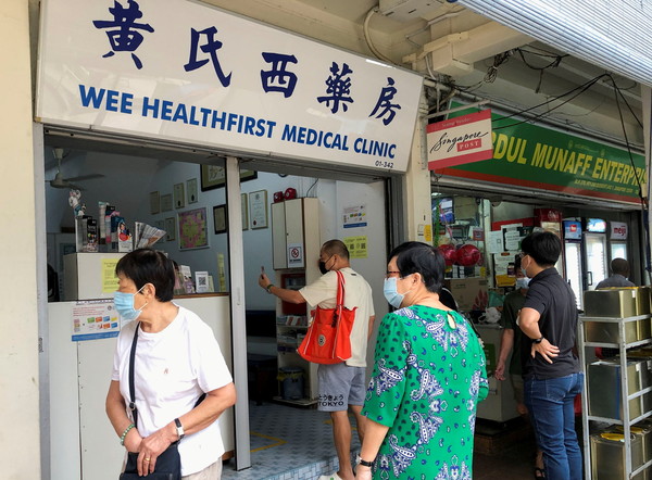 ▲▼新加坡民眾在診所外排隊施打中國科興（Sinovac）疫苗。（圖／路透）