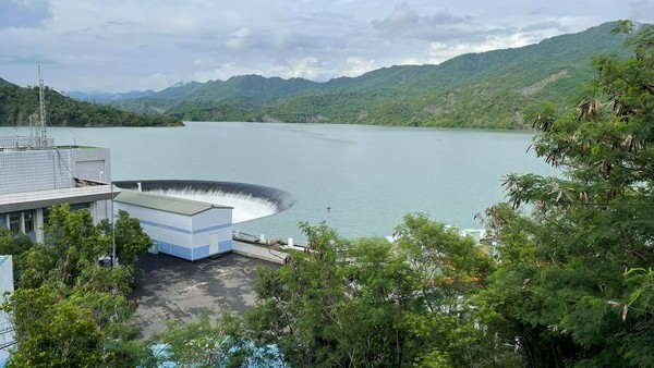 ▲▼南化水庫滿水自然溢流 。（圖／取自王定宇臉書）