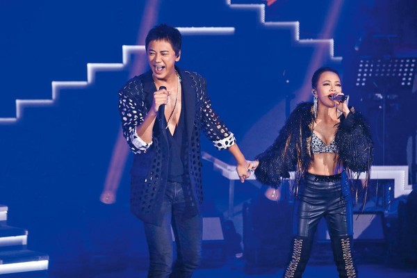 瘦身有成的戴愛玲，大方在演唱會上展露身材，邀來蘇見信（左）擔任嘉賓。（翻攝自Sony台灣IG）
