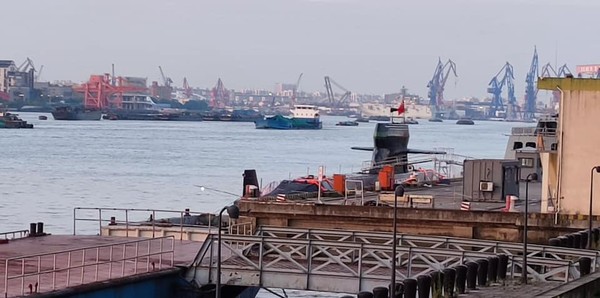 ▲解放軍新型潛艦現身上海，遠方為075兩棲攻擊艦。（圖／翻攝中戰略協會研究員張競臉書）