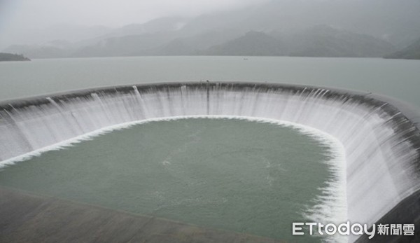 ▲南化水庫目前滿庫溢流堰溢流情形。（圖／記者林悅翻攝，下同）