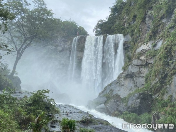 ▲雲林山區連日降雨，溪流水量大增讓「水濂洞」的白色飛瀑宛如穿著白袍的觀世音菩薩。（圖／台灣繪本美術館執行長蘇俊豪提供）