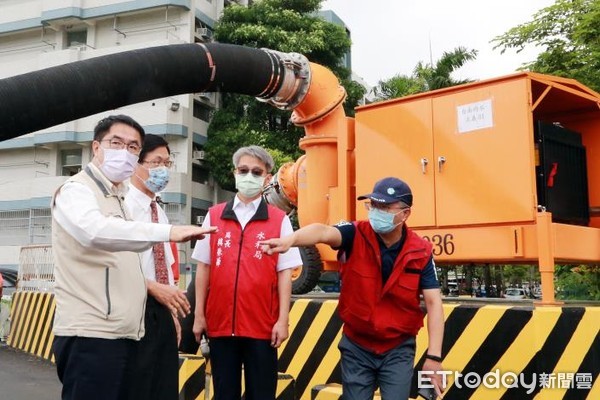 ▲台南市長黃偉哲23日上午至中華醫事科技大學，視察三爺溪排水工程防汛整備情形，中華醫大校長曾信超感謝黃偉哲市長治水有方。（圖／記者林悅翻攝，下同）