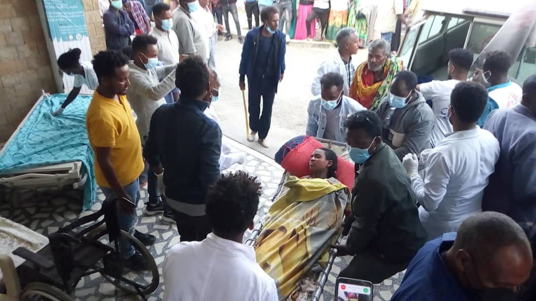 ▲▼衣索比亞市場遭「炸彈空襲」　傳超過80平民死亡：一名婦女被送醫救治。（圖／路透社）