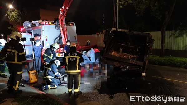 ▲▼北投機車與垃圾車車禍。（圖／記者黃彥傑攝）