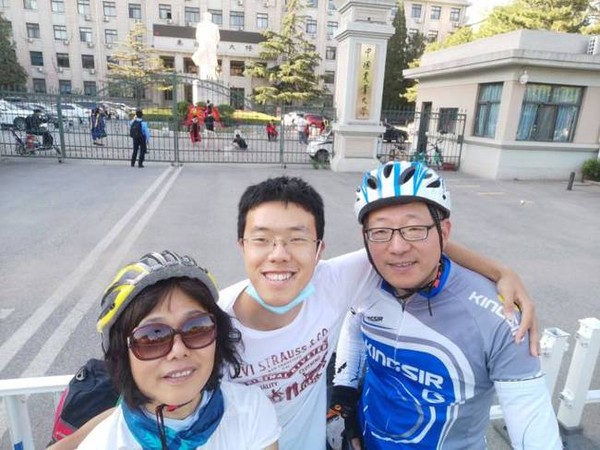 ▲夫婦倆騎自行車到北京，讓兒子又驚又喜。（圖／翻攝錢江晚報）
