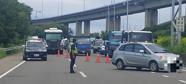 ▲▼國3和美交流道火燒車造成回堵，多輛車子不耐久候竟逆向開回國道。（圖／和美警分局提供）