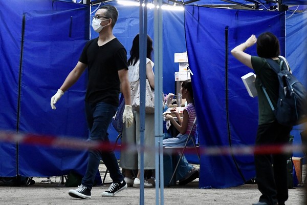▲香港本土疫情再生，民眾前往指定地點進行檢測。（圖／CFP）