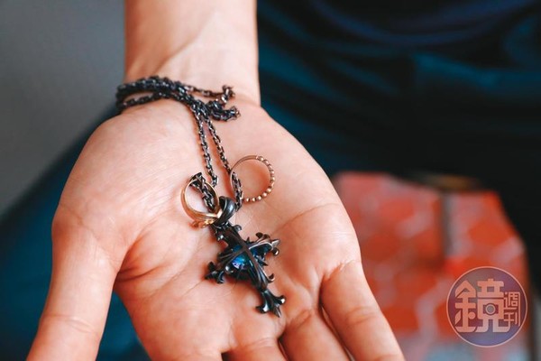 哥哥林小月將妹妹小魚的2只戒指,串在自己的項鍊上。