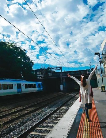 小魚於2020年2月在臉書分享24歲時的澳洲浪遊回憶,她鼓勵自己堅強,其後順利考取輔仁大學研究所。(翻攝自小魚臉書紀念帳號)