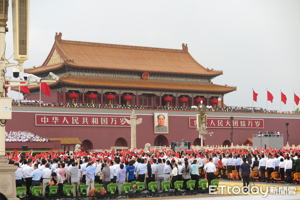 ▲▼中國共產黨成立100周年慶祝大會在北京天安門廣場地區舉行，結束前群眾歡呼。（圖／記者陳政錄攝）