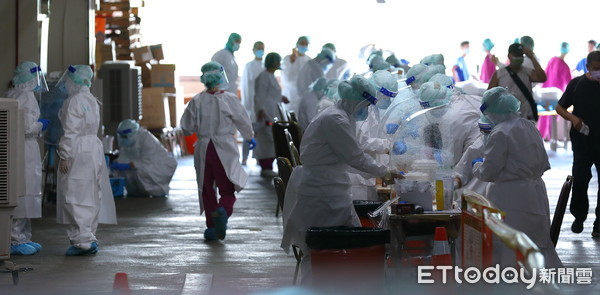 ▲▼北農新冠毅情連環爆,台北市政府擴大篩檢能量,由台北榮總團隊進駐北農濱江果菜市場,對攤商工作人員進行PCR篩檢。台北市副市長黃珊珊在北農董事長黃向羣、北農總經理翁震炘陪同下,視察篩檢作業情形。(圖/記者湯興漢攝) ▲▼北農新冠毅情連環爆,台北市政府擴大篩檢能量,由台北榮總團隊進駐北農濱江果菜市場,對攤商工作人員進行PCR篩檢。台北市副市長黃珊珊在北農董事長黃向羣、北農總經理翁震炘陪同下,視察篩檢作業情形。(圖/記者湯興漢攝)