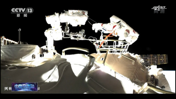 ▲▼陸神舟十二號太空人「首度出艙」　在外太空進行多項安裝任務。（圖／翻攝CCTV）