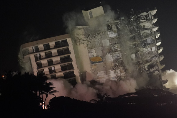 ▲▼邁阿密瑟夫塞德市（Surside）濱海大樓4日深夜進行爆破拆除工程。（圖／達志影像／美聯社）