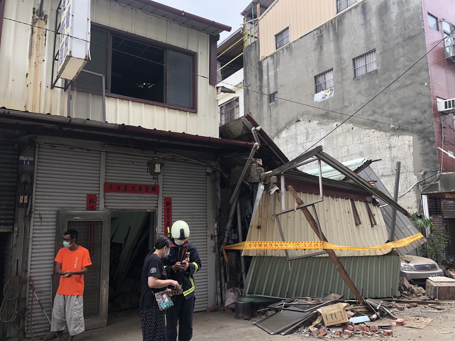 快訊／台中民宅倒塌畫面曝　屋內2人脫困。（圖／記者鄧木卿翻攝）