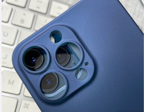 ▲iPhone 13後鏡頭模組明顯增大。(圖/取自老爆科技微博) ▲iPhone 13後鏡頭模組明顯增大。(圖/取自老爆科技微博)