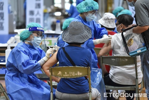 ▲▼板橋亞東醫院團隊於新北市秀山國小設立大型疫苗接種站替長者施打疫苗,COVID-19疫苗,新冠肺炎,武漢肺炎,接種疫苗,副作用,不良反應,群體免疫,法定傳染病,醫護人員,防護衣,老年人,老人家,莫德納疫苗,接種率,防疫,疫情,緩打潮。（圖／記者李毓康攝）