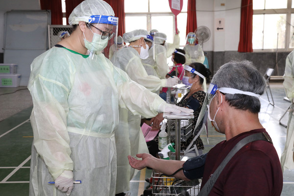 ▲嘉義縣力拼七月中65歲以上完成疫苗接種(圖/嘉義縣政府提供) ▲嘉義縣力拼七月中65歲以上完成疫苗接種(圖/嘉義縣政府提供)
