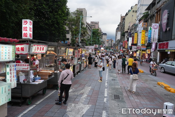 ▲▼微解封第一日寧夏夜市大部分人潮還沒出現,新冠肺炎,三級警戒管制,微解封,降二級,解封,Covid19。(圖/記者姜國輝攝)