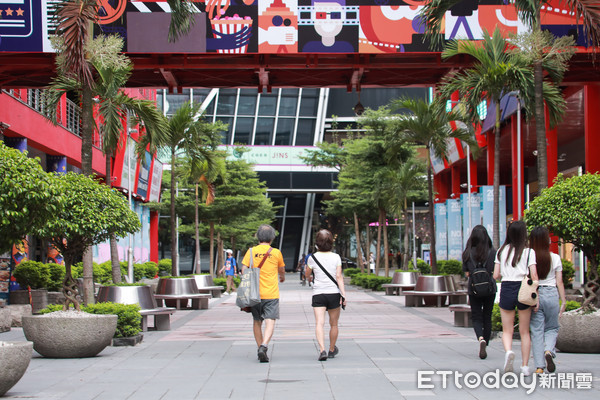 ▲▼信義商圈,微解封,人潮,放風,上街民眾。(圖/記者周宸亘攝)