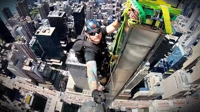 用命在賺！高樓維修工驚險自拍「300公尺高工作環境」網讚太敬業