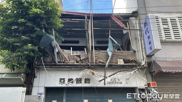 ▲▼花蓮地震，服飾店2樓水泥圍牆倒下。（圖／民眾提供）