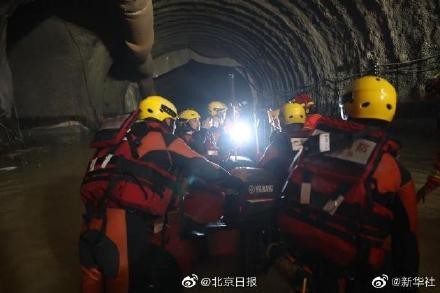 ▲珠海隧道工程14人受困，搜救隊出動橡皮艇。（圖／翻攝北京日報）