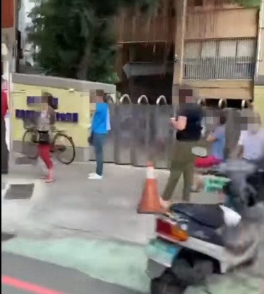 ▲7月10日在協進國小協進館辦理第2場次中型疫苗接種服務,台南市民政局指出當天因很多人都沒有預約,且跨區直接來排隊,才會出現排隊人龍及施打糾紛。(圖/記者林悅翻攝,下同) ▲7月10日在協進國小協進館辦理第2場次中型疫苗接種服務,台南市民政局指出當天因很多人都沒有預約,且跨區直接來排隊,才會出現排隊人龍及施打糾紛。(圖/記者林悅翻攝,下同)