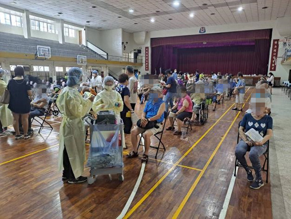 ▲7月10日在協進國小協進館辦理第2場次中型疫苗接種服務,台南市民政局指出當天因很多人都沒有預約,且跨區直接來排隊,才會出現排隊人龍及施打糾紛。(圖/記者林悅翻攝,下同) ▲7月10日在協進國小協進館辦理第2場次中型疫苗接種服務,台南市民政局指出當天因很多人都沒有預約,且跨區直接來排隊,才會出現排隊人龍及施打糾紛。(圖/記者林悅翻攝,下同)