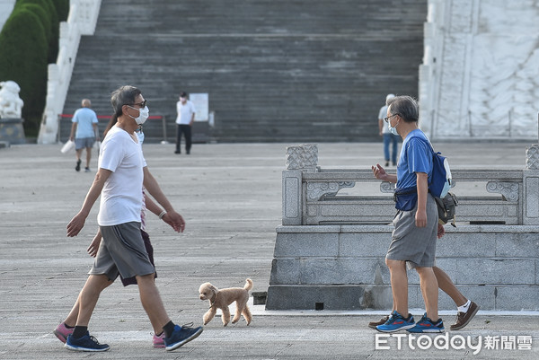 ▲▼全國疫情維持三級警戒至今(18)日正式滿兩個月,隨著每日確診病例大幅下降,民眾皆期盼能早日解封,回復往日生活常態,圖為早起外出晨運的老人家,微解封,放風,散心,人潮,人流,散步,口罩,自由廣場,中正紀念堂,健康,退休生活,人口老化,老人福利,社福,超高齡社會,人口負成長,老年人,長者,防疫疲乏,群聚,戶外活動。(圖/記者李毓康攝) ▲▼全國疫情維持三級警戒至今(18)日正式滿兩個月,隨著每日確診病例大幅下降,民眾皆期盼能早日解封,回復往日生活常態,圖為早起外出晨運的老人家,微解封,放風,散心,人潮,人流,散步,口罩,自由廣場,中正紀念堂,健康,退休生活,人口老化,老人福利,社福,超高齡社會,人口負成長,老年人,長者,防疫疲乏,群聚,戶外活動。(圖/記者李毓康攝)