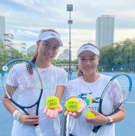 ▲▼詹家姊妹秀出印有「2020東京」的網球。（圖／翻攝自IG／latishayjchan）