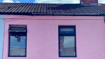 「房子漆成粉色」變熱門打卡點　女屋主無奈嘆隱私全沒：回家都要避人潮