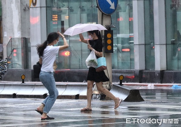 ▲▼天氣 颱風 烟花 風雨 間歇大雨 行人撐傘 機車騎士。（圖／記者屠惠剛攝）