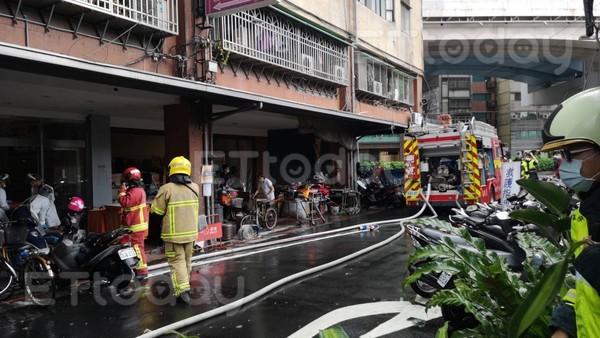 ▲▼台北市八德路四段旅館起火，救出一名沒有生命民眾。（圖／記者黃彥傑攝）