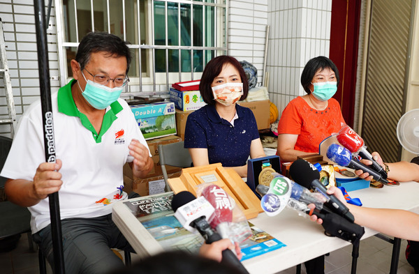 ▲▼台灣奧運輕艇女將張筑涵住在台中太平，立委何欣純前往張家表達祝賀，期盼為國奪牌。（圖／立委何欣純服務處提供）