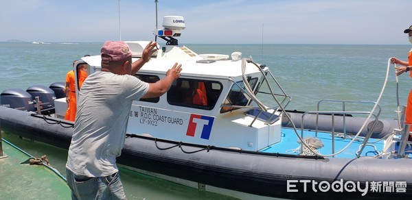 ▲▼金門工作船「鴻偉8號」船員在金門母嶼外海,因劇烈腹痛向海巡求助。(圖/記者林名揚翻攝) ▲▼金門工作船「鴻偉8號」船員在金門母嶼外海,因劇烈腹痛向海巡求助。(圖/記者林名揚翻攝)