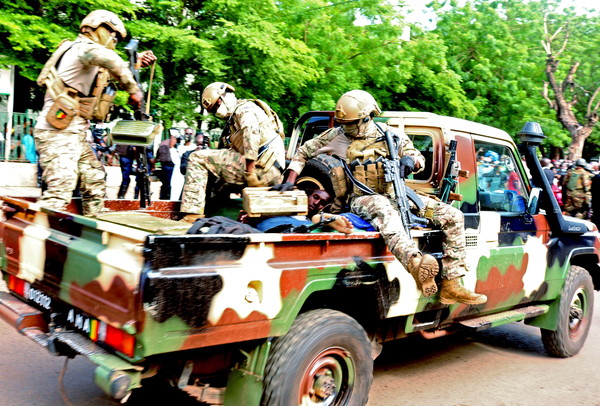 ▲▼馬利共和國臨時總統戈伊塔（Assimi Goita）在首都巴馬科（Bamako）大清真寺遭到2名武裝男子攻擊，嫌犯落網後被壓制在軍車上（圖／路透）