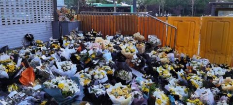 ▲鄭州暴雨地鐵遇難者頭七日，民眾在地鐵站口擺滿鮮花。（圖／翻攝極目新聞）