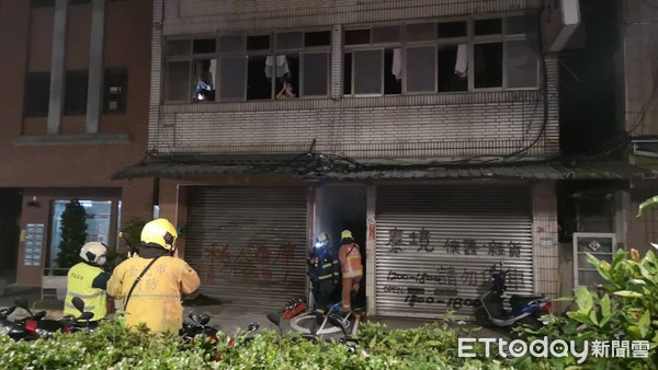 快訊／台北大同區公寓發生火警！居民窗邊「雙手合十」求救