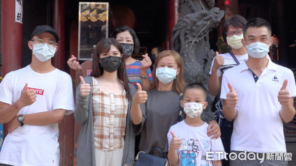 ▲北港朝天宮嚴格控管進出人流，「多少人出就多少人進」，一早就出現排隊領證的人潮，拔頭籌進入拜拜的是來自桃園的一家人。（圖／記者蔡佩旻翻攝）